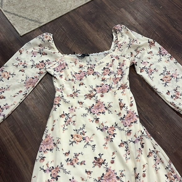 Forever21‎ Floral Dress - Picture 4 of 6